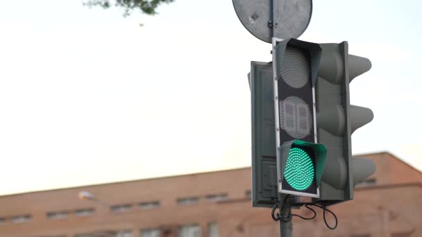 城市的交通灯 从绿色到红色的变化 城市的景象 城市街道上的一个工作的红绿灯 — 图库视频影像
