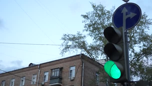Şehirdeki Trafik Işığı Yüzünden Yeşilden Kırmızıya Dönüşür Şehir Manzarası Şehir — Stok video