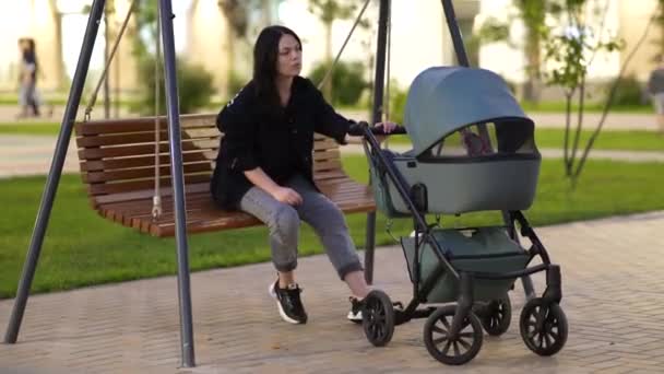 Mom Stroller Sitting Swing Courtyard Residential Building — Stock Video