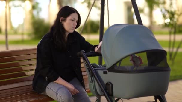 Mamma Med Barnvagn Sitter Gunga Gårdsplanen Ett Bostadshus — Stockvideo