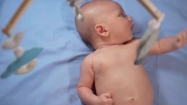 Kind Kijkt Naar Muzikale Baby Mobiel Met Handgemaakte Zachte Speelgoed — Stockvideo
