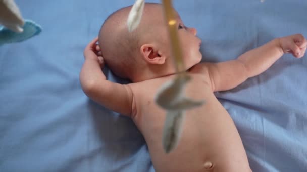 Kind Kijkt Naar Muzikale Baby Mobiel Met Handgemaakte Zachte Speelgoed — Stockvideo