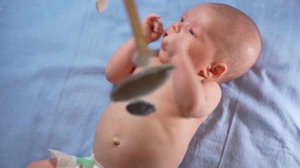 孩子们看着音乐宝宝移动和手工制作的软玩具在婴儿床上旋转 — 图库视频影像
