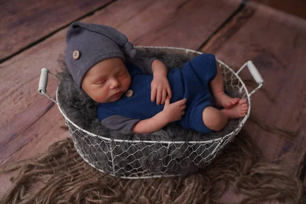 Спящий Новорожденный Мальчик Первые Дни Жизни Новорожденная Фотосессия — стоковое фото