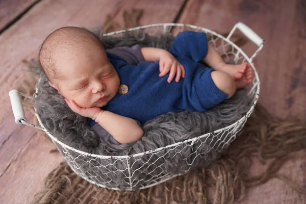 Slapen Pasgeboren Jongen Eerste Dagen Van Het Leven Pasgeboren Fotosessie — Stockfoto