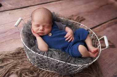 Yaşamın ilk günlerinde uyuyan yeni doğmuş çocuk. Yeni doğan fotoğraf oturumu.