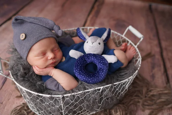 Yaşamın ilk günlerinde uyuyan yeni doğmuş çocuk. Yeni doğan fotoğraf oturumu.