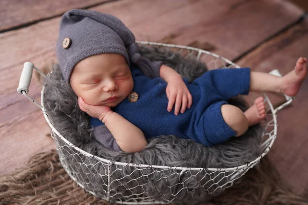 Menino Recém Nascido Adormecido Nos Primeiros Dias Vida Sessão Fotográfica Imagem De Stock