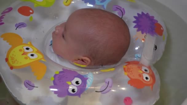 Niño Está Bañando Una Bañera Con Círculo Inflable Niño Pequeño — Vídeos de Stock