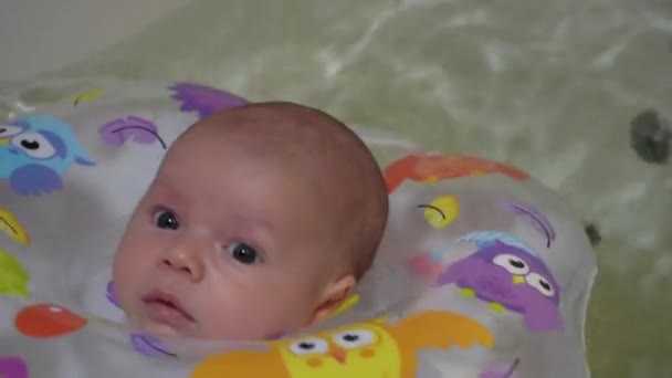 Bambino Sta Facendo Bagno Una Vasca Bagno Con Cerchio Gonfiabile — Video Stock