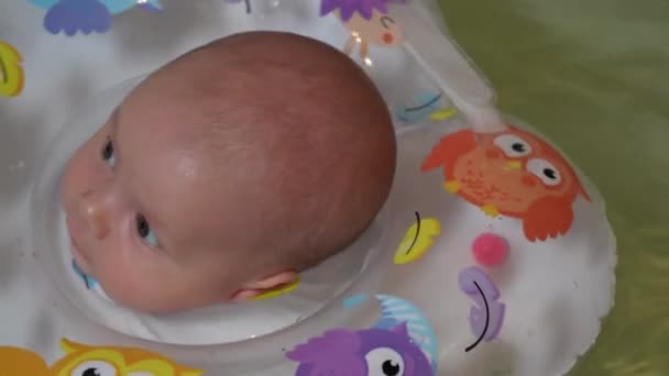 Niño Está Bañando Una Bañera Con Círculo Inflable Niño Pequeño — Vídeos de Stock