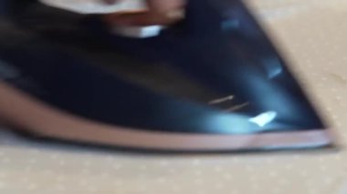 Çocuklar için ütü yapan bir adam..