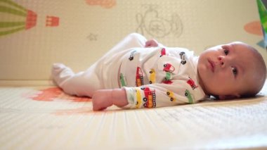 Bebek kafasını kontrol etmeyi öğreniyor, 2 aylık erkek bebek evde karnının üzerinde oyun minderinin üzerine yatarak başını kaldırıyor..