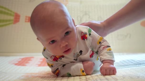 婴儿学习头部控制 2个月大的男婴把头抬起 躺在肚子上活动 在家里玩垫子 — 图库视频影像