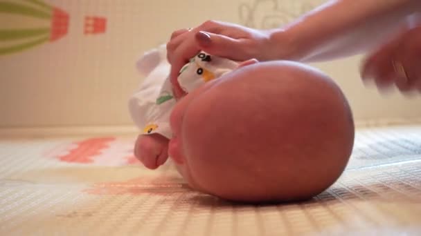 婴儿学习头部控制 2个月大的男婴把头抬起 躺在肚子上活动 在家里玩垫子 — 图库视频影像