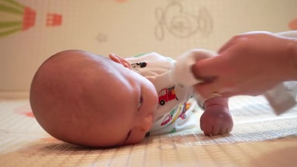 Bebek Kafasını Kontrol Etmeyi Öğreniyor Aylık Erkek Bebek Evde Karnının — Stok video