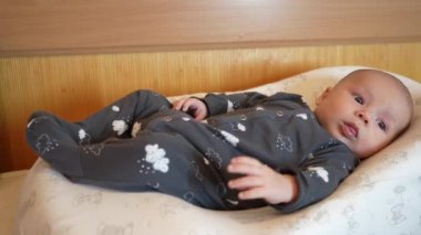 Bebek bebek kapsülde yatıyor Yeni doğmuş koza