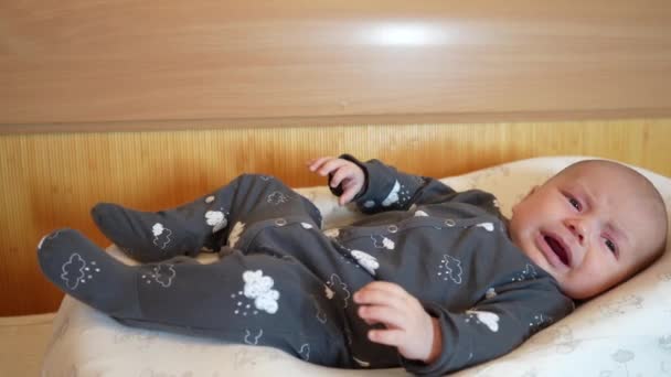 男婴躺在婴儿舱新生儿茧中 — 图库视频影像