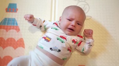 Bebek evde oyun hasırında yatıyor..