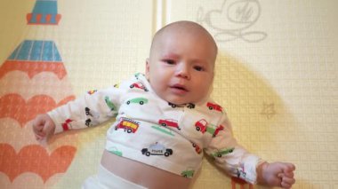 Bebek evde oyun hasırında yatıyor..