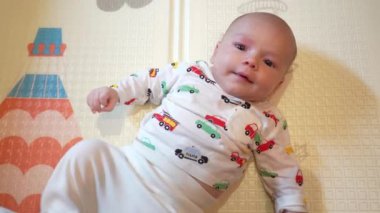 Bebek evde oyun hasırında yatıyor..