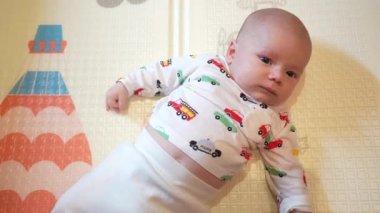 Bebek evde oyun hasırında yatıyor..