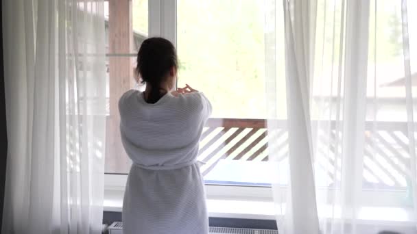 Ambitna Dziewczyna Budzi Się Rano Łóżku Przy Oknie Wyciąga Ręce — Wideo stockowe