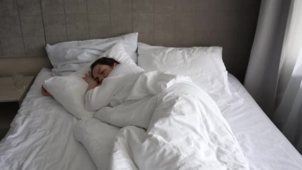 Seorang Gadis Yang Simpatik Bangun Pagi Hari Tempat Tidur Dengan — Stok Video