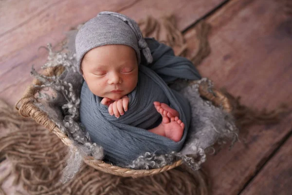 Yaşamın ilk günlerinde uyuyan yeni doğmuş çocuk. Yeni doğan fotoğraf oturumu.