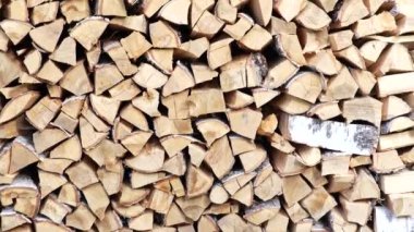 Soba ve banyo için kış için yakacak odun hazırlıyorum. Odun yığını, kocaman kütüklerin manzarası. Kırsal yaşam.