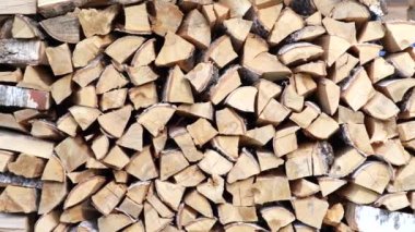 Soba ve banyo için kış için yakacak odun hazırlıyorum. Odun yığını, kocaman kütüklerin manzarası. Kırsal yaşam.