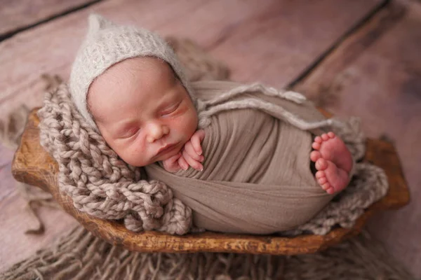 Yaşamın ilk günlerinde uyuyan yeni doğmuş çocuk. Yeni doğan fotoğraf oturumu.