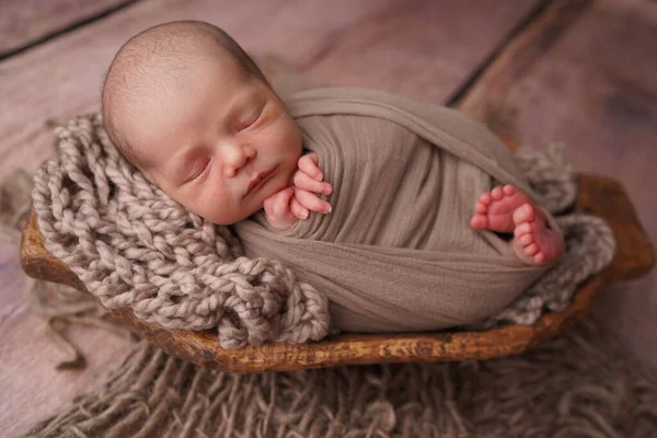 Спящий Новорожденный Мальчик Первые Дни Жизни Новорожденная Фотосессия — стоковое фото