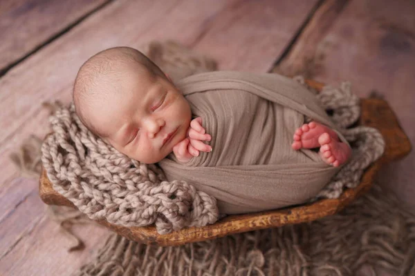 Alvó Újszülött Fiú Élet Első Napjaiban Újszülött Fotózás Jogdíjmentes Stock Képek