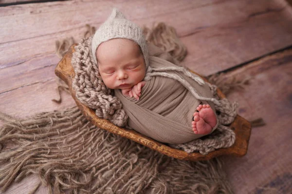 Yaşamın ilk günlerinde uyuyan yeni doğmuş çocuk. Yeni doğan fotoğraf oturumu.