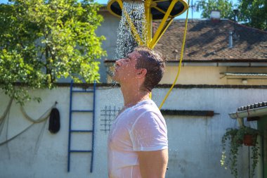 Adam dışarıda duş