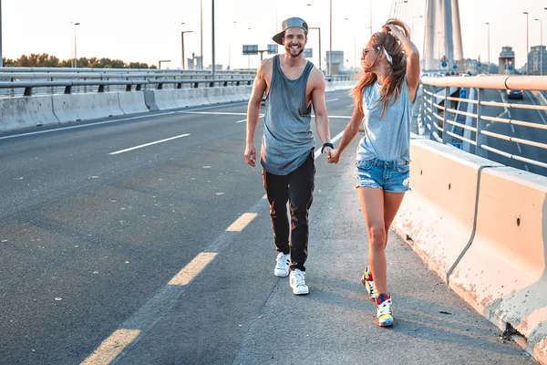Couple holding hands on the street — Stock Photo, Image