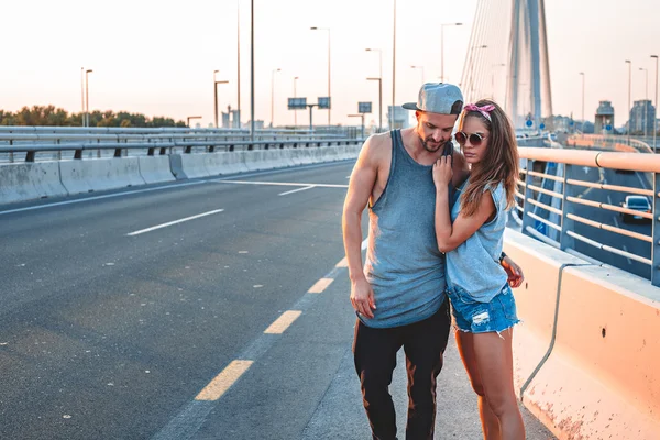 Couple amoureux debout dans la rue — Photo