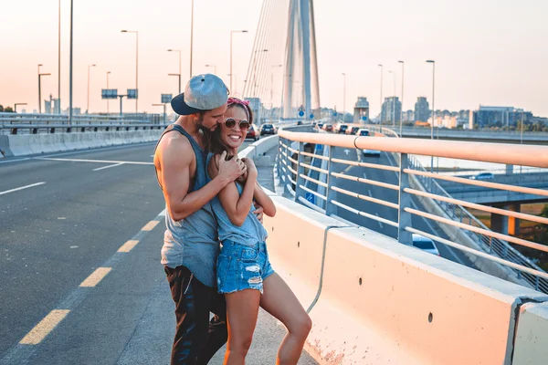 Fidanzato holding fidanzata su il strada — Foto Stock