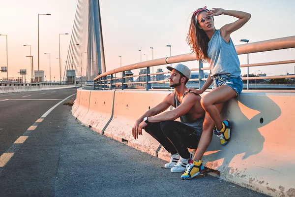 Couple enjoying the sun on the street — Stock Photo, Image