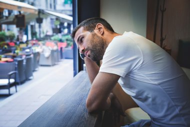 Pencerenin kenarında düşünme adam