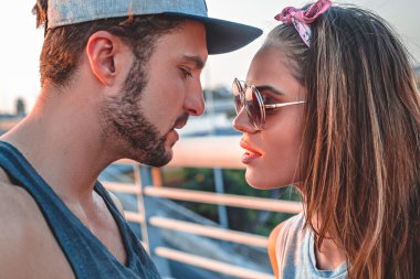 Çift bir öpücük için hazırlanıyor