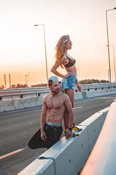 Sexy Paar posiert am Rand der Brücke — Stockfoto