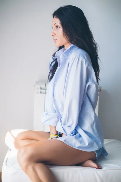 Menina sentada no quarto pensando — Fotografia de Stock