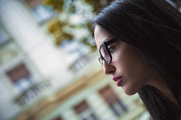 Menina com óculos na cidade — Fotografia de Stock