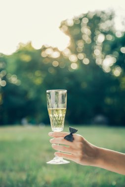 Şampanya tutan el