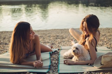 Sahilde yalan ve gülümseyen köpek kız