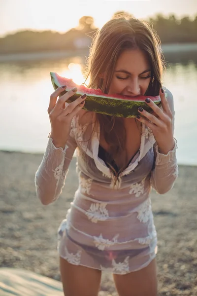 Meisje eten watermeloen op het strand — Stockfoto