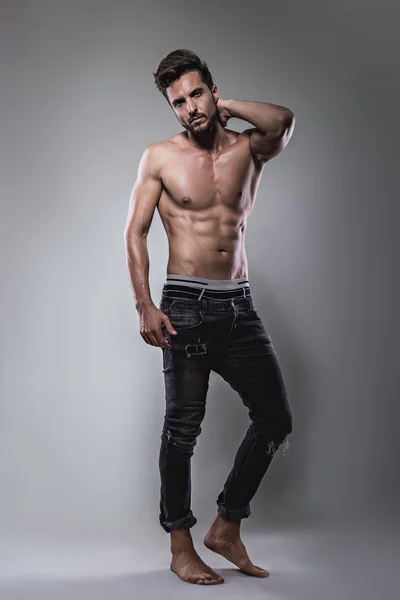 Gömleksiz adam cidden poz
