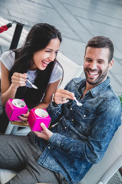 Casal rindo enquanto come sorvete — Fotografia de Stock